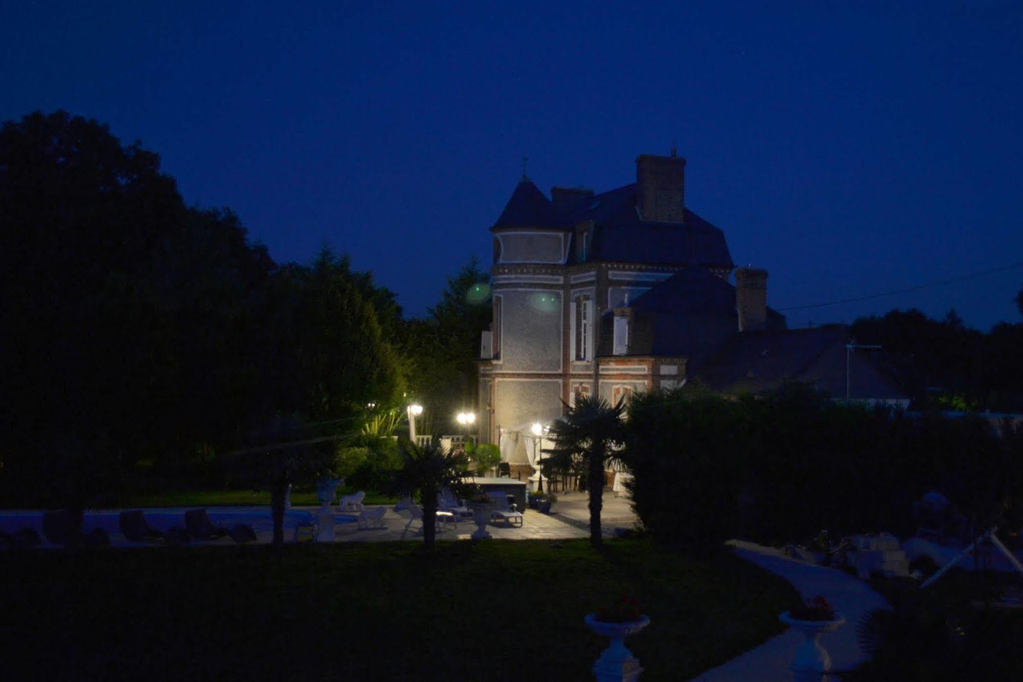 Chateau Du Mesnil 4*