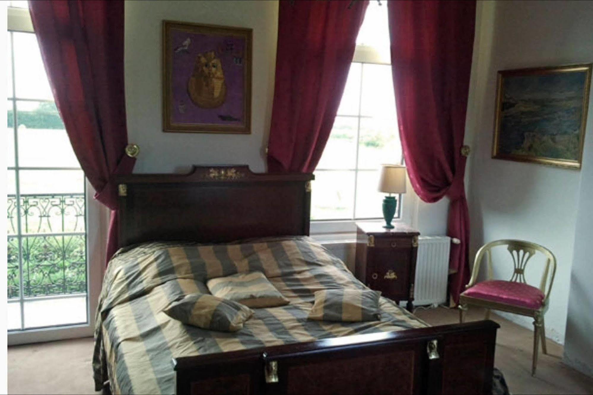 Chateau Du Mesnil Couette-café 4*