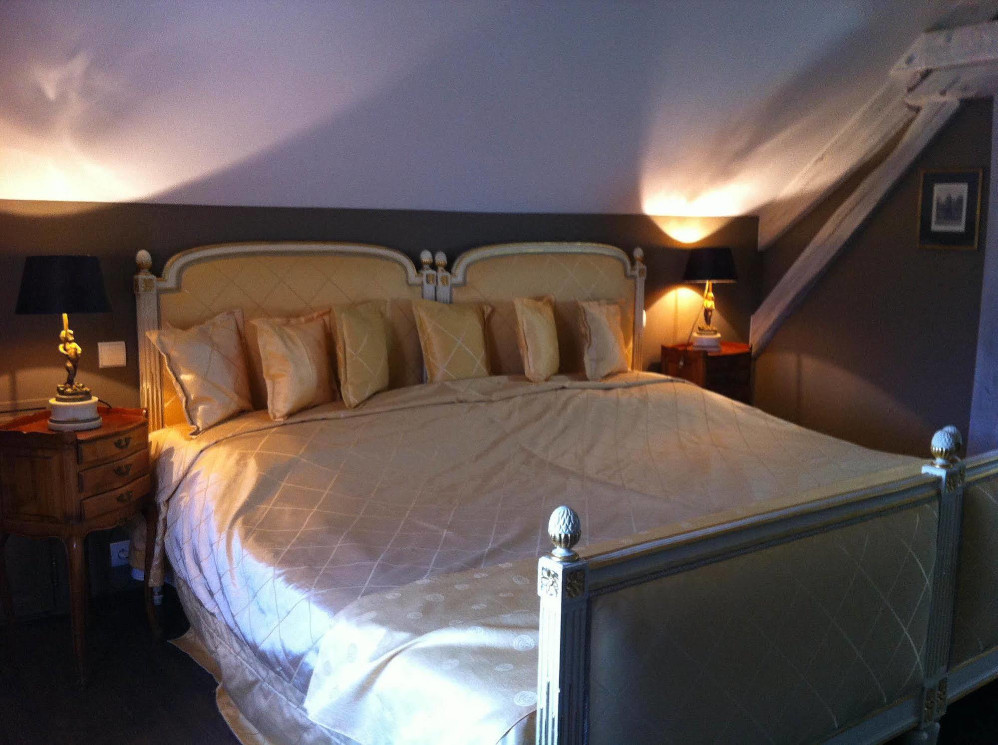 Bed & Breakfast Chateau Du Mesnil 4*
