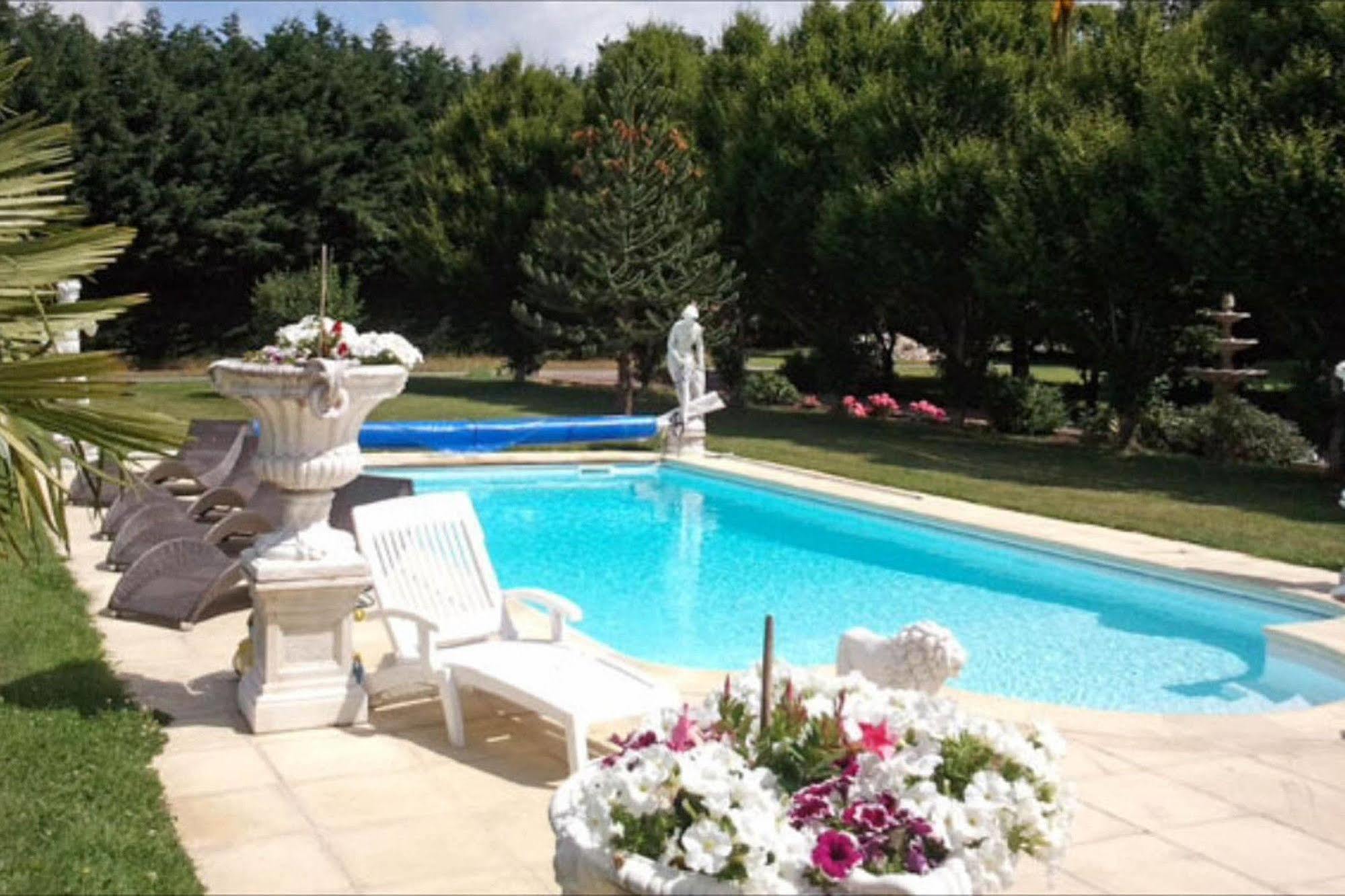 Chateau Du Mesnil Bed & Breakfast 4*